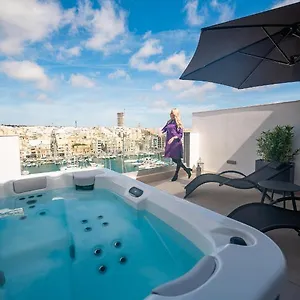 The Address Seafront With Hot Tub Pietà